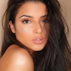 Selfie Queen - Glow Kit Highlighter Palette -Beauty Bakerie Shop Klara Cosmetics Glow Kit Selfie Queen highlighter eyeshadow palette professional pigmented looks on the model colorful shimmer matte glitter sparkle multichrome