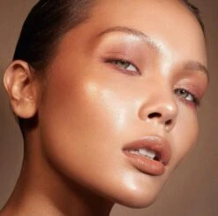 Selfie Queen - Glow Kit Highlighter Palette -Beauty Bakerie Shop Klara Cosmetics Glow Kit Selfie Queen highlighter eyeshadow palette professional pigmented model colorful shimmer matte glitter sparkle multichrome