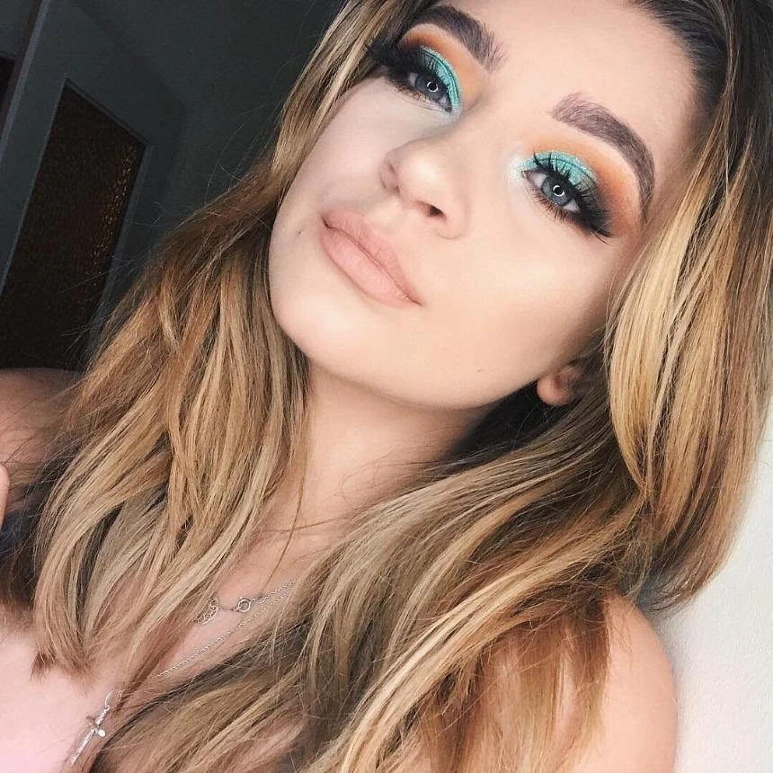 24 Shades Eyeshadow Palette - Malibu 7 24 Shades Eyeshadow Palette - Malibu - Image 5