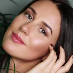 Reset Face Lift Serum -Beauty Bakerie Shop Klara Cosmetics Reset Facelift Serum natural collagen correct fatigue dullness dryness fine lines wrinkles youthful replenish soothe hydration antioxidant skincare model 1